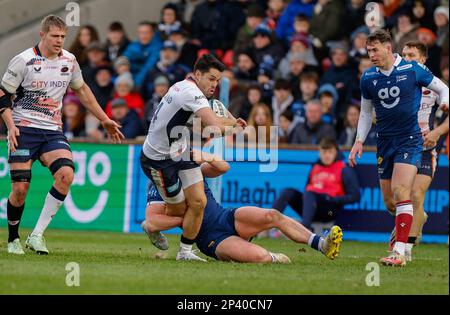 5th mars 2023 ; AJ Bell Stadium, Salford, Lancashire, Angleterre ; French Premiership Rugby, sale Sharks versus Saracens; Sean Maitland de Saracens est abordé par Tommy Taylor de sale Sharks Banque D'Images