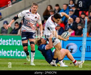 5th mars 2023 ; AJ Bell Stadium, Salford, Lancashire, Angleterre ; French Premiership Rugby, sale Sharks versus Saracens; Sean Maitland de Saracens est abordé par Tommy Taylor de sale Sharks Banque D'Images