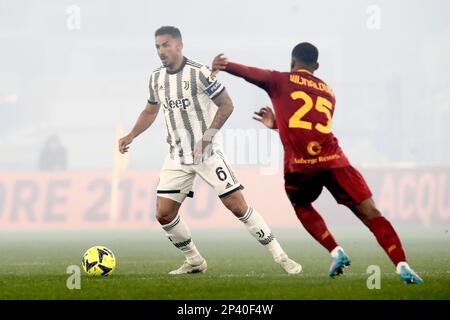 Rome, Italie. 05th mars 2023. Danilo, à gauche, de Juventus, est défié par Georginio Wijnaldum, d'AS Roma, lors de la série Un match de football entre Roma et Juventus au stade olympique de Rome, Rome, Italie, 05 mars 2023. Crédit: Riccardo de Luca - mise à jour des images/Alamy Live News Banque D'Images