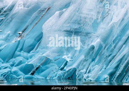 Détail de la glace mise à l'eau du glacier South Sawyer dans la région sauvage de Tracy Arm-Fords Terror, dans le sud-est de l'Alaska, aux États-Unis. Banque D'Images