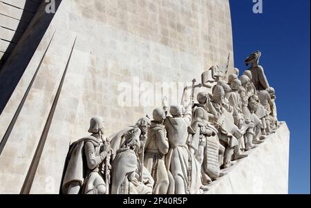 Monument aux découvreurs, sculptures de personnages historiques et détails architecturaux, Belem, Lisbonne, Portugal Banque D'Images