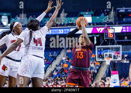 Greensboro, Caroline du Nord, États-Unis. 5th mars 2023. Virginia Tech Hokies, avant Taylor Soule (13), prend des photos au-dessus des Cardinals de Louisville, avant Liz Dixon (22), à gauche et avant Olivia Cochran (44) pendant les finales du tournoi de l'ACC féminin au Greensboro Coliseum à Greensboro, en Caroline du Nord. (Scott Kinser/Cal Sport Media). Crédit : csm/Alay Live News Banque D'Images