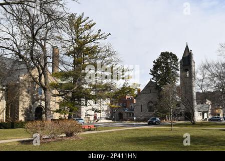 ITHACA, NEW YORK - 26 FÉVRIER 2023 : première église presbytériam et premières églises baptistes vues depuis le parc Dewitt. Banque D'Images