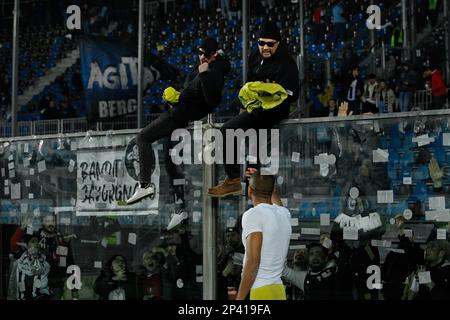 Bergame, Italie. 04th mars 2023. Italie, Bergame, 4 mars 2023: Rodrigo Becao (défenseur udinois) donne son t-shirt à fan à la fin du match de football ATALANTA vs UDINESE, série A Tim 2022-2023 jour 25 au stade Gewiss. (Photo de Fabrizio Andrea Bertani/Pacific Press/Sipa USA) crédit: SIPA USA/Alay Live News Banque D'Images