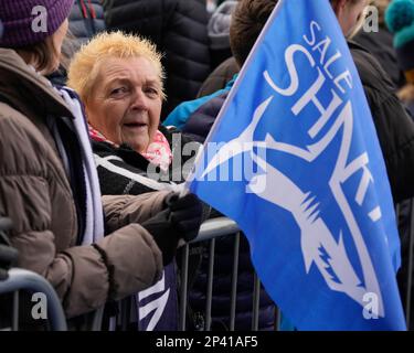 Eccles, Royaume-Uni. 05th mars 2023. Un fan de sale Sharks attend que les équipes arrivent avant le match de Premiership de Gallagher sale Sharks vs Saracens au stade AJ Bell, Eccles, Royaume-Uni, 5th mars 2023 (photo de Steve Flynn/News Images) à Eccles, Royaume-Uni, le 3/5/2023. (Photo de Steve Flynn/News Images/Sipa USA) crédit: SIPA USA/Alay Live News Banque D'Images