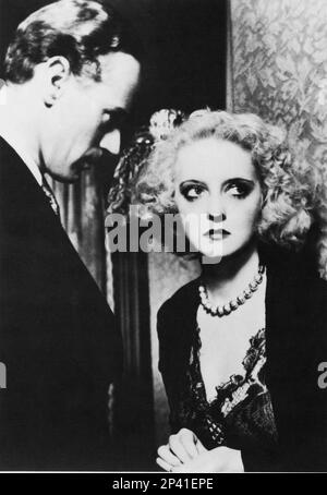 1934 , USA : l'actrice BETTE DAVIS ( 1908 - 1989 ) avec LESLIE HOWARD dans DE LA SERVITUDE HUMAINE ( Schiavo d'amore ) par John Cromwell , D'un roman de W. Somerset Maugham - CINÉMA - FILM - atrice - portrait - ritratto - scène d'amour - scena d'amore - innamorati - amanti - collana - collier - dentelle - pizzo - bijoux - bijoux - gioielli - gioielli - bijoux - perles - perla - perle - bionda - blonde - profil - profilo ---- Archivio GBB Banque D'Images