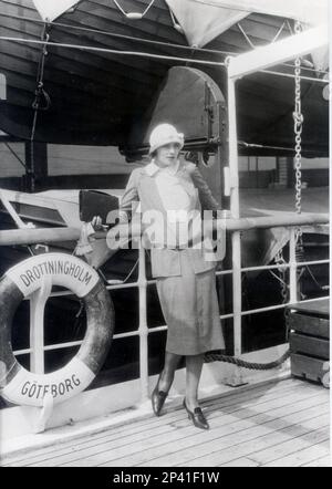 1925 , juillet, New York , Etats-Unis : l'actrice GRETA GARBO ( 1905 - 1990 ) est arrivée aux Etats-Unis Le comité de réception sur la jetée était composé d'un seul photographe de lance gratuit qui avait été payé à l'avance par Metro Goldwyn Mayer pour prendre quelques photos publicitaires . Ils ont attendu trois mois à New York avec des fonds plutôt limités avant d'avoir le mot de Hollywood pour prendre un train pour la Californie - FILM - CINÉMA - portrait - ritratto - borsetta - sac - chapeau - cappello - cloche - scarpe - chaussures - nef - bateau - Émigrata - émigrante - immigrata - immigrante - scarpe - chaussures - TRANSATLANTICO - TRANSATLANTIQUE C Banque D'Images