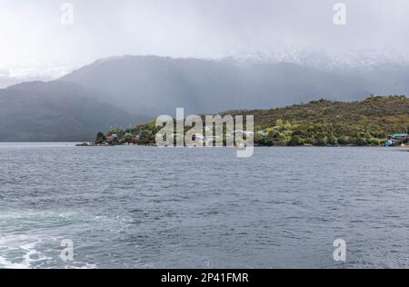 Parc national des îles de Kawesqar vu d'un ferry qui navigue à travers les fjords du sud du Chili Banque D'Images