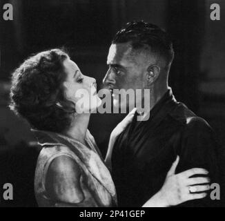 1927 , USA : l'actrice GRETA GARBO avec JOHN GILBERT dans ANNA KARENINA par Edmund Goulding , Du roman de Leon Tolstoï - FILM - CINÉMA - portrait - ritratto - innamorati - amanti - profilo - profil - baffi - moustache - étreinte - abbriscio - anneaux - anello - bijoux - bijoux - gioiello - gioielli - gioielli --- Archivio GBB Banque D'Images