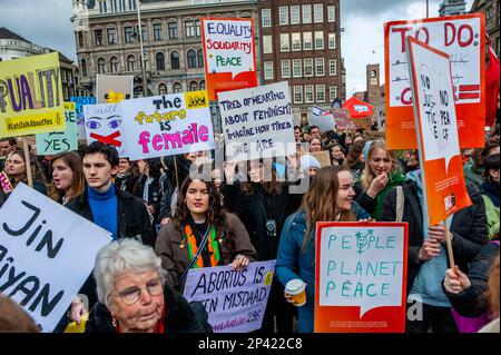 Amsterdam, pays-Bas. 05th mars 2023. Les manifestants tiennent des écriteaux exprimant leur opinion pendant la manifestation. Le week-end qui a précédé la Journée internationale de la femme, la « Marche féministe » a organisé une marche appelant à un mouvement encore plus inclusif où des milliers de personnes se sont rassemblées sur la place du Dam dans le centre-ville pour faire entendre un son collectif. Crédit : SOPA Images Limited/Alamy Live News Banque D'Images