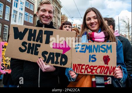 Amsterdam, pays-Bas. 05th mars 2023. Les manifestants tiennent des écriteaux exprimant leur opinion pendant la manifestation. Le week-end qui a précédé la Journée internationale de la femme, la « Marche féministe » a organisé une marche appelant à un mouvement encore plus inclusif où des milliers de personnes se sont rassemblées sur la place du Dam dans le centre-ville pour faire entendre un son collectif. Crédit : SOPA Images Limited/Alamy Live News Banque D'Images