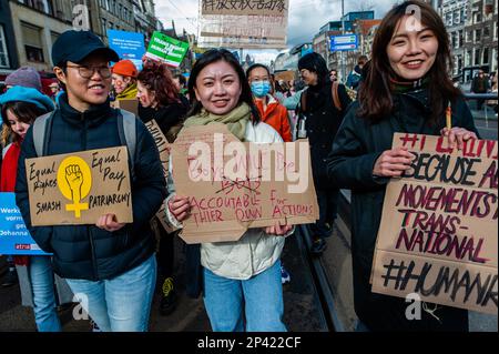 Amsterdam, pays-Bas. 05th mars 2023. Les manifestants tiennent des écriteaux exprimant leur opinion pendant la manifestation. Le week-end qui a précédé la Journée internationale de la femme, la « Marche féministe » a organisé une marche appelant à un mouvement encore plus inclusif où des milliers de personnes se sont rassemblées sur la place du Dam dans le centre-ville pour faire entendre un son collectif. Crédit : SOPA Images Limited/Alamy Live News Banque D'Images