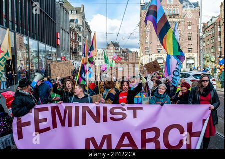 Amsterdam, pays-Bas. 05th mars 2023. Les manifestants sont vus en train de tenir une bannière de la manifestation. Le week-end qui a précédé la Journée internationale de la femme, la « Marche féministe » a organisé une marche appelant à un mouvement encore plus inclusif où des milliers de personnes se sont rassemblées sur la place du Dam dans le centre-ville pour faire entendre un son collectif. Crédit : SOPA Images Limited/Alamy Live News Banque D'Images