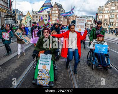 Amsterdam, pays-Bas. 05th mars 2023. Des manifestants handicapés sont vus à la tête de la manifestation. Le week-end qui a précédé la Journée internationale de la femme, la « Marche féministe » a organisé une marche appelant à un mouvement encore plus inclusif où des milliers de personnes se sont rassemblées sur la place du Dam dans le centre-ville pour faire entendre un son collectif. Crédit : SOPA Images Limited/Alamy Live News Banque D'Images