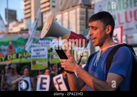 Buenos Aires, Argentine; 3 mars 2023: Activiste avec un mégaphone pendant la grève mondiale du climat, une protestation environnementale. Banque D'Images