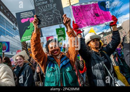 Amsterdam, pays-Bas. 05th mars 2023. Les manifestants tiennent des écriteaux exprimant leur opinion pendant la manifestation. Le week-end qui a précédé la Journée internationale de la femme, la « Marche féministe » a organisé une marche appelant à un mouvement encore plus inclusif où des milliers de personnes se sont rassemblées sur la place du Dam dans le centre-ville pour faire entendre un son collectif. (Photo par Ana Fernandez/SOPA Images/Sipa USA) Credit: SIPA USA/Alay Live News Banque D'Images