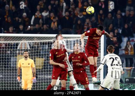 Rome, Italie. 05th mars 2023. Roger Ibanez, deuxième de droite, d'AS Roma, dirige le ballon lors du match de football de la série A entre Roma et Juventus au stade olympique de Rome, Rome, Italie, 05 mars 2023. Crédit: Riccardo de Luca - mise à jour des images/Alamy Live News Banque D'Images