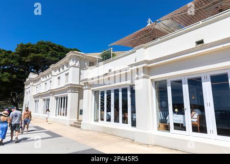 Balmoral Beach Sydney et le restaurant Bathers Pavilion dans le bâtiment des années 1920, sur la promenade, Sydney, Nouvelle-Galles du Sud, Australie Banque D'Images