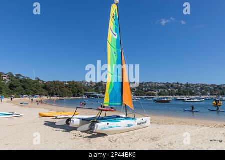 Balmoral Beach Sydney, balmoral voile club et hobie catamaran avec voiles sur la plage de sable, Sydney, Australie ciel bleu mars 2023 Banque D'Images