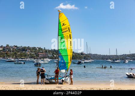 Balmoral Beach Sydney, balmoral voile club et hobie catamaran avec voiles sur la plage de sable, Sydney, Australie ciel bleu mars 2023 Banque D'Images