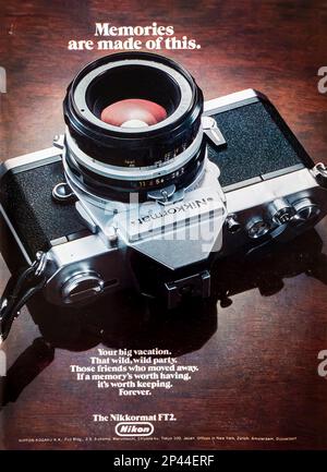 Nikon Nikkormat FT2 annonce dans un magazine NatGeo juin 1975 Banque D'Images