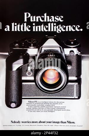 Nikon FE SLR caméra annonce dans un magazine NatGeo janvier 1979 Banque D'Images