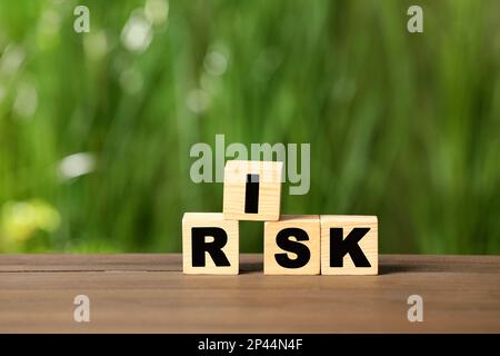 Cubes avec le mot risque sur table en bois Banque D'Images