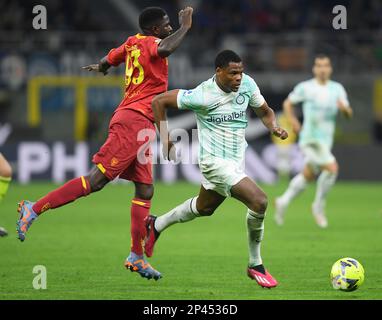 Milan, Italie. 5th mars 2023. Denzel Dumfries (R) du FC Inter vit avec Samuel Umtiti de Lecce lors d'un match de football entre le FC Inter et Lecce à Milan, en Italie, sur 5 mars 2023. Credit: STR/Xinhua/Alay Live News Banque D'Images