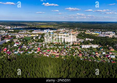 Vue d'une grande hauteur sur le développement urbain de la ville de Balabanovo, région de Kaluga, Russie Banque D'Images