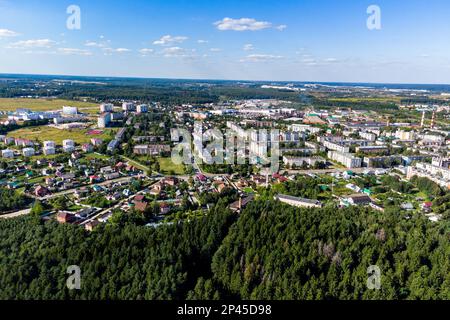 Vue d'une grande hauteur sur le développement urbain de la ville de Balabanovo, région de Kaluga, Russie Banque D'Images