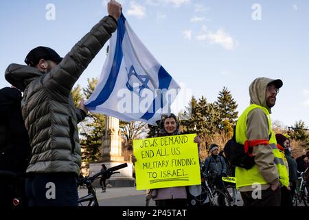 New York, États-Unis. 05th mars 2023. Un New-Yorkais pro-israélien tient le drapeau israélien lors d'un rassemblement exigeant que les États-Unis terminent tout financement militaire à Israël sur la Grand Army Plaza à Brooklyn, New York, le 5 mars 2023. (Photo de Gabriele Holtermann/Sipa USA) crédit: SIPA USA/Alay Live News Banque D'Images