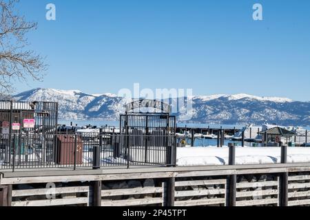 Tahoe City, le 28 janvier 2023. Marina couverte de neige sur un ciel bleu, jour sans nuages avec espace de copie. L'hiver 2023 a été un bon pour la neige en T. Banque D'Images