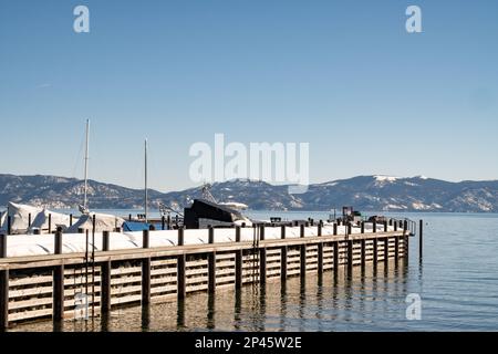 Tahoe City, le 28 janvier 2023. Marina couverte de neige sur un ciel bleu, jour sans nuages avec espace de copie. L'hiver 2023 a été un bon pour la neige en T. Banque D'Images