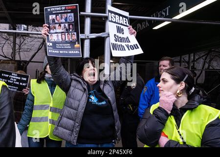 New York, États-Unis. 05th mars 2023. Les New-Yorkais pro-israéliens protestent contre un rassemblement exigeant que les États-Unis terminent tout financement militaire à Israël en dehors des États-Unis La maison du sénateur Chuck Schumer à Brooklyn, New York, on 5 mars 2023. (Photo de Gabriele Holtermann/Sipa USA) crédit: SIPA USA/Alay Live News Banque D'Images