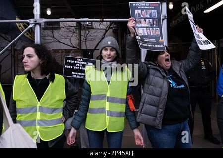 New York, États-Unis. 05th mars 2023. Les New-Yorkais pro-israéliens protestent contre un rassemblement exigeant que les États-Unis terminent tout financement militaire à Israël en dehors des États-Unis La maison du sénateur Chuck Schumer à Brooklyn, New York, on 5 mars 2023. (Photo de Gabriele Holtermann/Sipa USA) crédit: SIPA USA/Alay Live News Banque D'Images