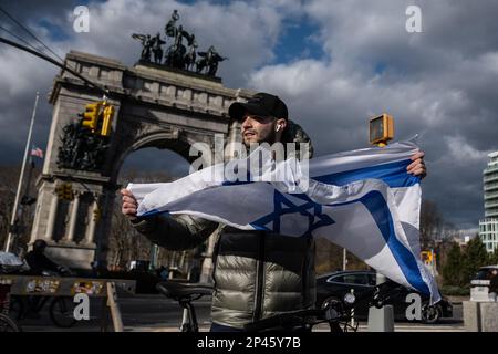 New York, États-Unis. 05th mars 2023. Un New-Yorkais pro-israélien tient le drapeau israélien lors d'un rassemblement exigeant que les États-Unis terminent tout financement militaire à Israël sur la Grand Army Plaza à Brooklyn, New York, le 5 mars 2023. (Photo de Gabriele Holtermann/Sipa USA) crédit: SIPA USA/Alay Live News Banque D'Images