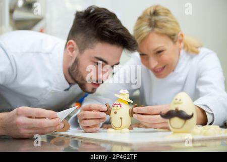 ils font des œufs de pâques au chocolat Banque D'Images