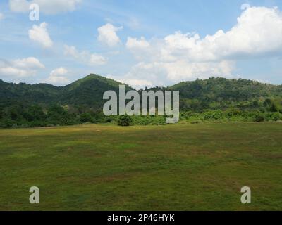 Prairie avec forêt verte sur la montagne avec nuage bleu et blanc en arrière-plan, Parc national de Kui Buri, Thaïlande Banque D'Images