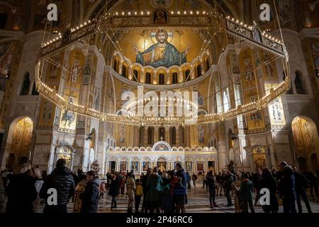 Photo de la coupole géante du temple Sveti Sava avec des gens qui prient à Belgrade, en Serbie. Les icônes sont un symbole de la foi orthodoxe. Le Churc Banque D'Images