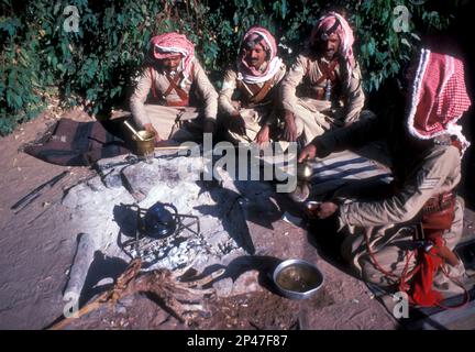 La police du désert à Wadi Rum prendre un café avant leur patrouille, en Jordanie Banque D'Images