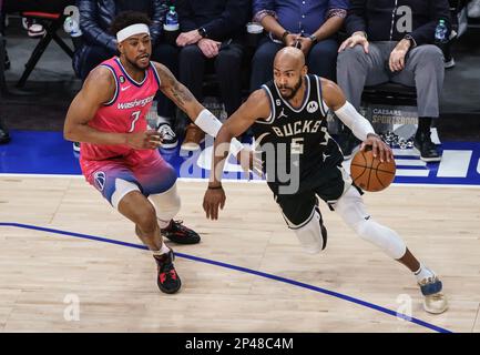 Washington, États-Unis. 05th mars 2023. WASHINGTON, DC - MARS 05: Washington Wizards garde Jordan Goodwin (7) défend contre Milwaukee Bucks garde Jevon carter (5) lors d'un match NBA entre les Washington Wizards et les Milwaukee Bucks, on 05 mars 2023, à la Capital One Arena, à Washington, DC. (Photo de Tony Quinn/SipaUSA) crédit: SIPA USA/Alay Live News Banque D'Images