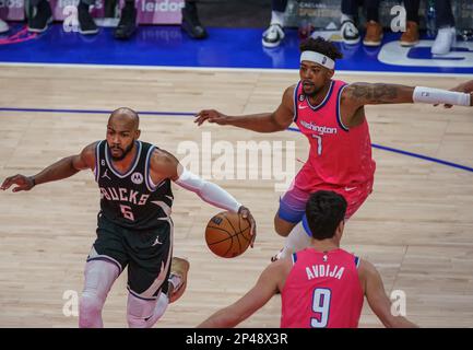 Washington, États-Unis. 05th mars 2023. WASHINGTON, DC - MARS 05: Le garde des Milwaukee Bucks Jevon carter (5) s'éloigne de Washington Wizards garde Jordan Goodwin (7) lors d'un match NBA entre les Washington Wizards et les Milwaukee Bucks, on 05 mars 2023, à la Capital One Arena, à Washington, DC. (Photo de Tony Quinn/SipaUSA) crédit: SIPA USA/Alay Live News Banque D'Images