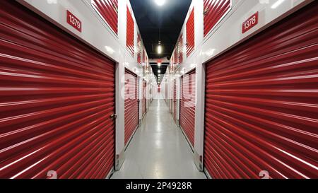 Vue à grand angle du couloir de l'entrepôt avec rangées d'unités de stockage autonomes Banque D'Images