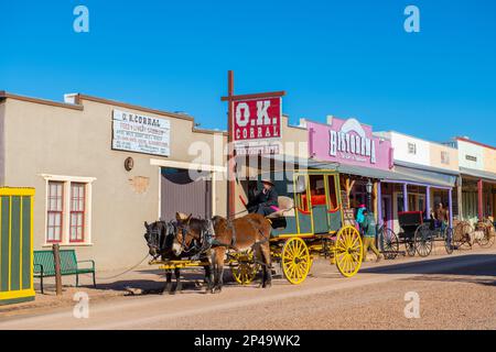 Chariot tiré par des chevaux sur Old West style E Allen Street dans le centre-ville de Tombstone, Arizona, États-Unis. Banque D'Images