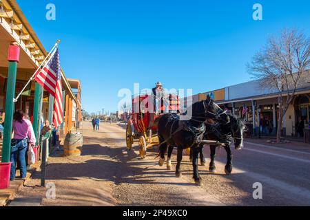 Chariot tiré par des chevaux sur Old West style E Allen Street dans le centre-ville de Tombstone, Arizona, États-Unis. Banque D'Images