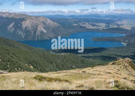 Lac Rotoiti et montagnes et paysage général dans le parc national des lacs Nelson, à Aotearoa, en Nouvelle-Zélande. Banque D'Images