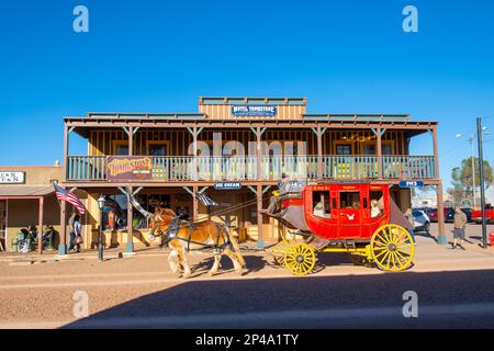 Chariot tiré par des chevaux sur Old West style E Allen Street dans le centre-ville de Tombstone, Arizona, États-Unis. Banque D'Images