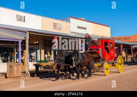 Chariot tiré par des chevaux sur Old West style E Allen Street dans le centre-ville de Tombstone, Arizona, États-Unis. Banque D'Images