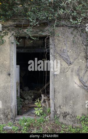 Porte dans le village de Muk Wu, un village isolé dans le nord-est des nouveaux territoires, à Hong Kong Banque D'Images