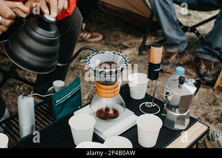 Café goutte à goutte, profitez du temps du café dans le camping Banque D'Images
